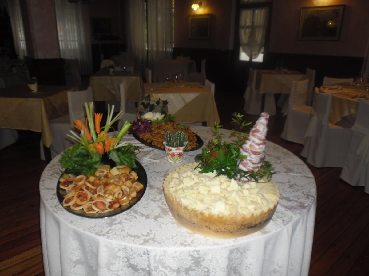 L'Ostu Del Povr-Om Hotel Pinasca Bagian luar foto