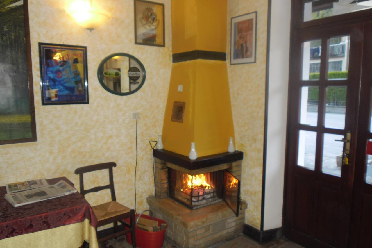 L'Ostu Del Povr-Om Hotel Pinasca Bagian luar foto