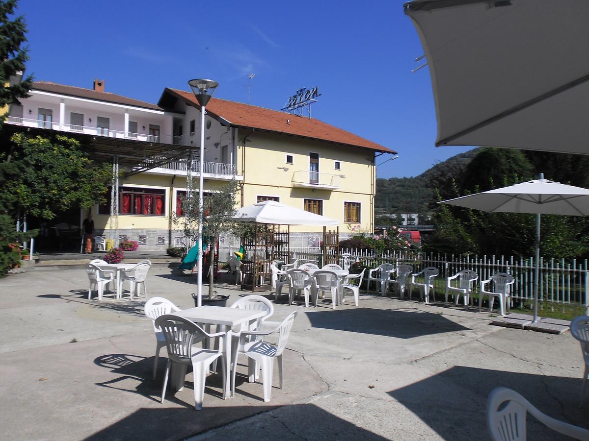 L'Ostu Del Povr-Om Hotel Pinasca Bagian luar foto